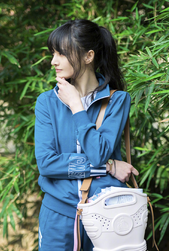 郑爽和小朋友录制真人秀，全程扶着自己腰，得