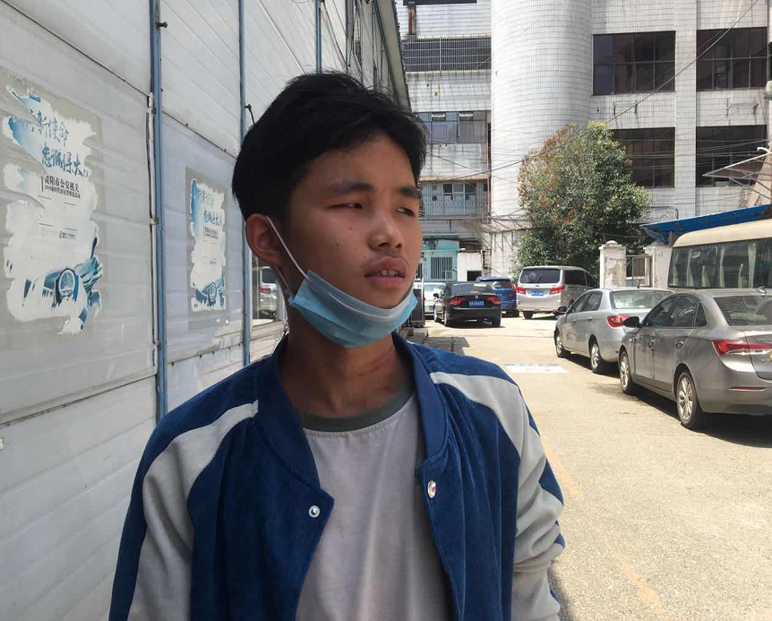 贵阳一外卖小哥被当街暴打，打人者很嚣张，原