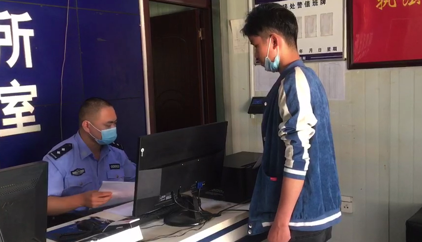 贵阳一外卖小哥被当街暴打，打人者很嚣张，原