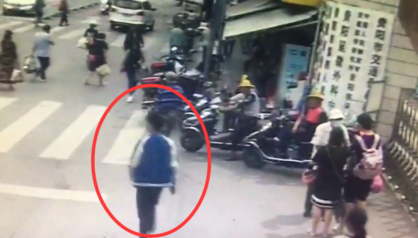 贵阳一外卖小哥被当街暴打，打人者很嚣张，原