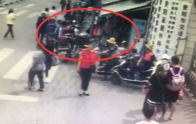 贵阳一外卖小哥被当街暴打，打人者很嚣张，原