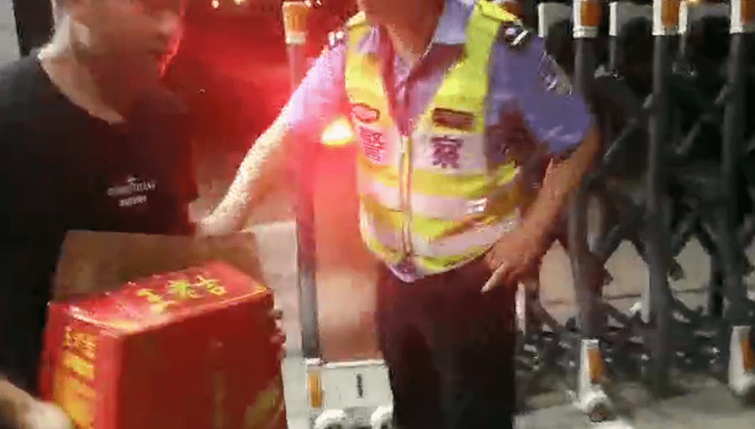 揪心!1岁女童吃奶片被卡,株洲高速交警火速送