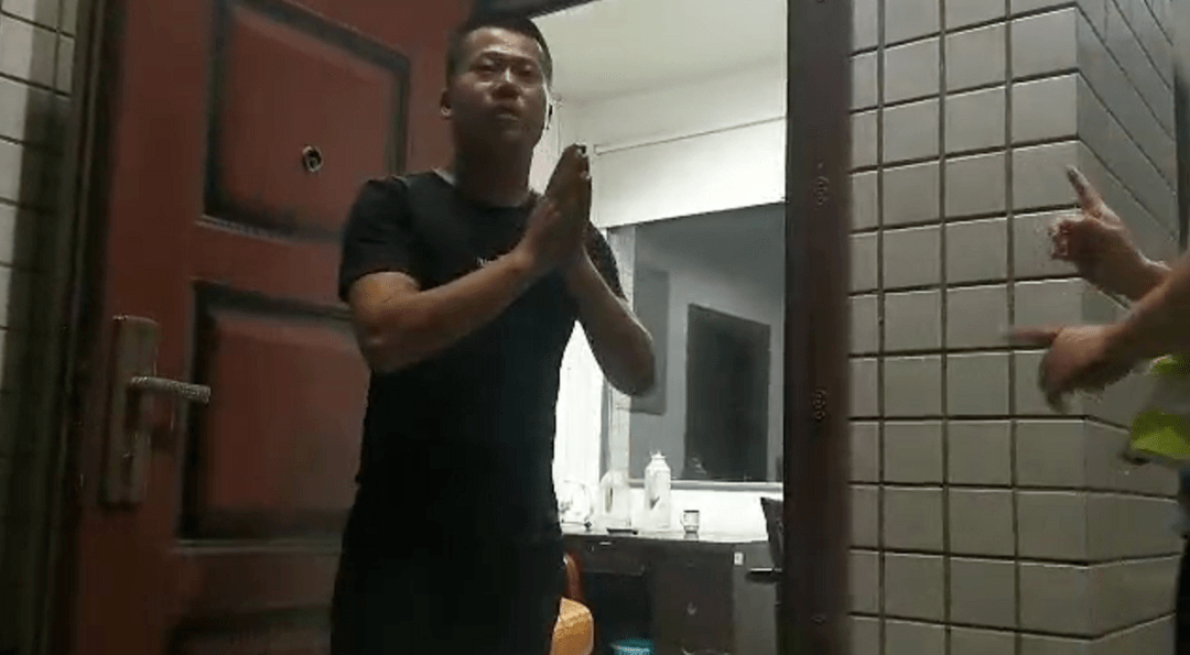 揪心!1岁女童吃奶片被卡,株洲高速交警火速送