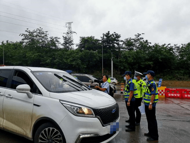 贵州一“黑车”驾驶员同时和6名乘客认亲戚!一