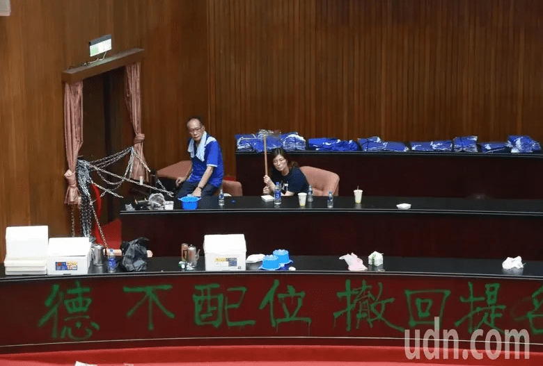 国民党宣称要占领“立法院”3天3夜,19小时后被
