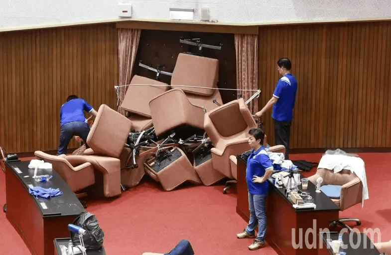 国民党宣称要占领“立法院”3天3夜,19小时后被