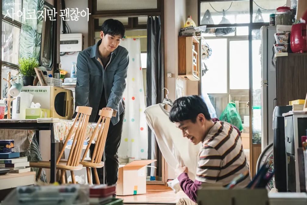 金秀贤回来了，这回的爱情发生在精神病院里。