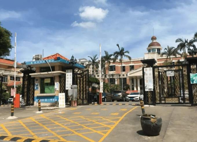 4个熊孩子刮花45辆车包括林肯、迈巴赫 家长:不懂