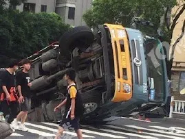 突发!今晨杭州两处路面出现塌陷,垃圾车直接