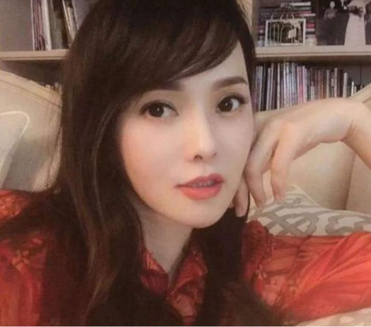 伊能静采访惹争议，吐槽王智跑调没能力，教唱