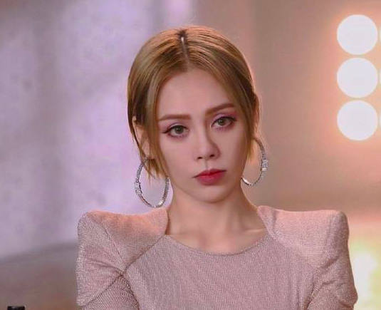 拉踩宁静后，伊能静又现骚操作，靠节目博热度