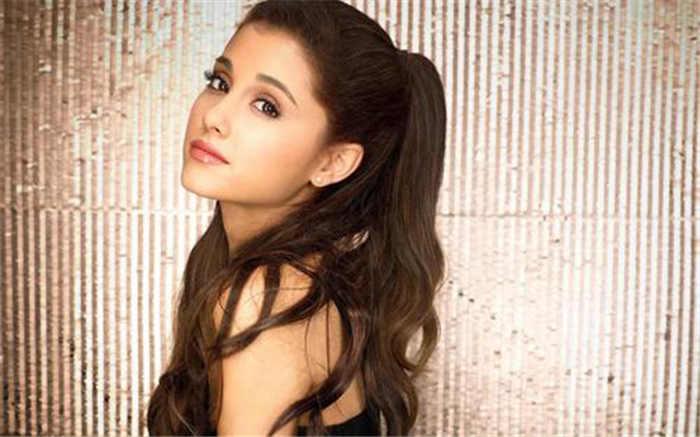 A妹高调庆祝自己27岁生日，首次公开现男友正面