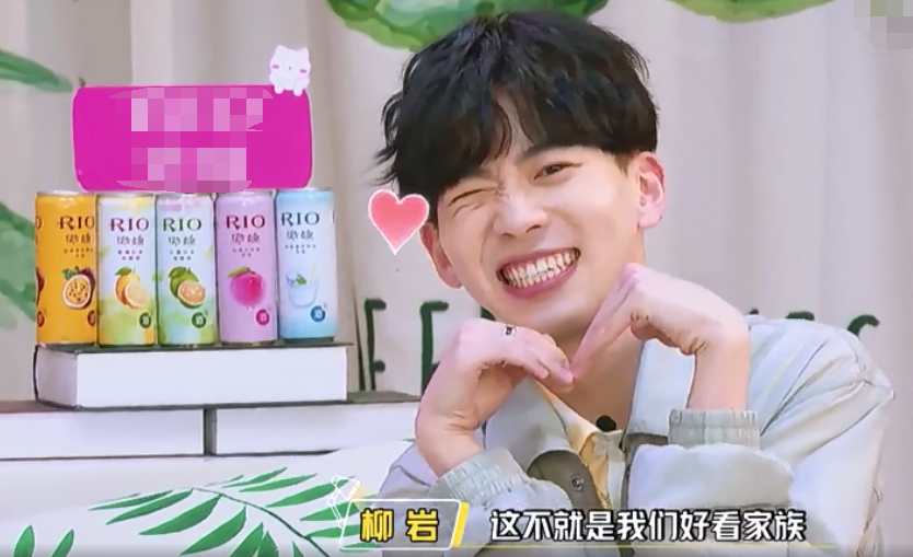 许魏洲表演螳螂式比心，嘴角眼角一起抽搐，僵