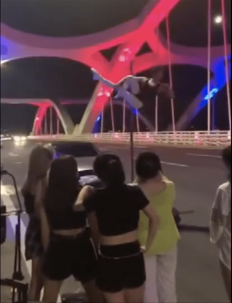 汕头网红桥上有人占车道大跳钢管舞,旁边车流