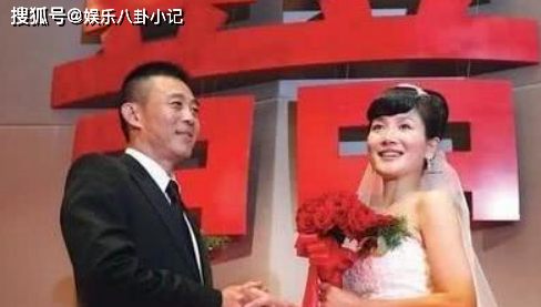 42岁潘雨辰近照，被二婚大11岁侯勇抛弃后独自抚