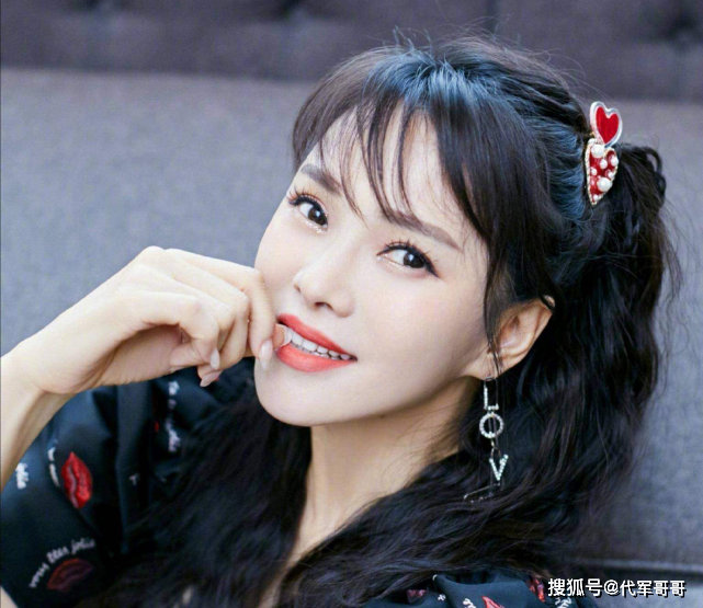 52岁伊能静人设坍塌？经纪人指责她不懂感恩，邻