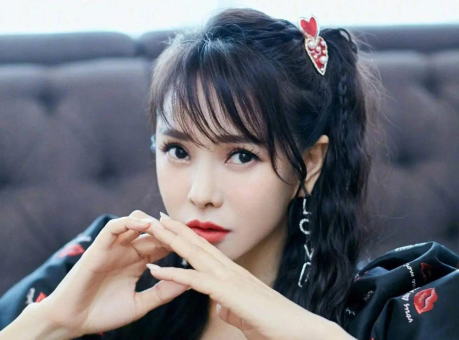 被指责忘恩负义登热搜，伊能静不回应却宣传节