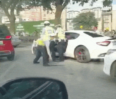 视频疯传!广西这辆玛莎拉蒂火了,冲卡后被交