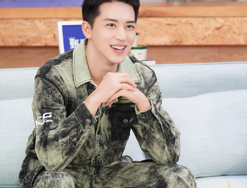 许魏洲表演螳螂式比心，嘴角眼角一起抽搐，僵