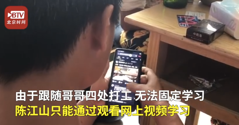 贵州22岁打工小伙自学古筝4年，网友：有梦想谁