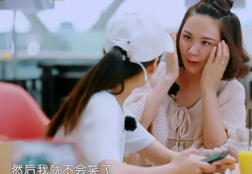 杨幂上综艺被指法令纹明显，脸部僵硬向下垮，