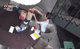 安以轩怀二胎出意外,被外卖热饮烫伤大腿,还