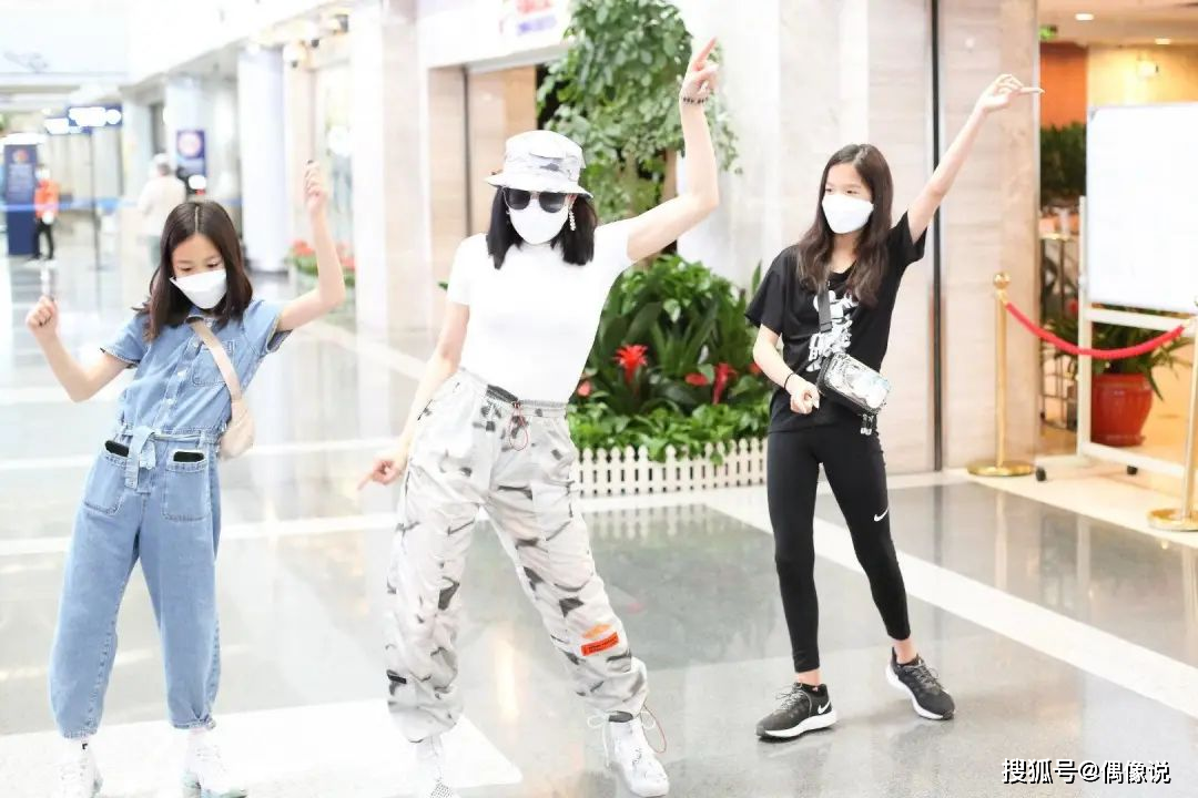 钟丽缇两个女儿给孟佳打call！10岁考拉口音怪，