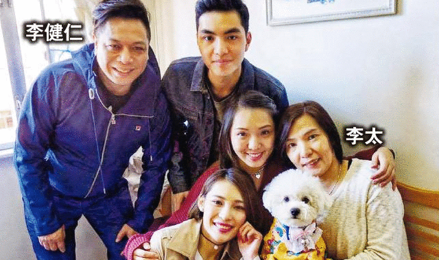 “如花”全家福曝光，妻子女儿美得不像话，重