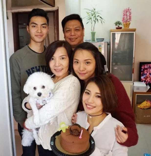 “如花”全家福曝光，妻子女儿美得不像话，重