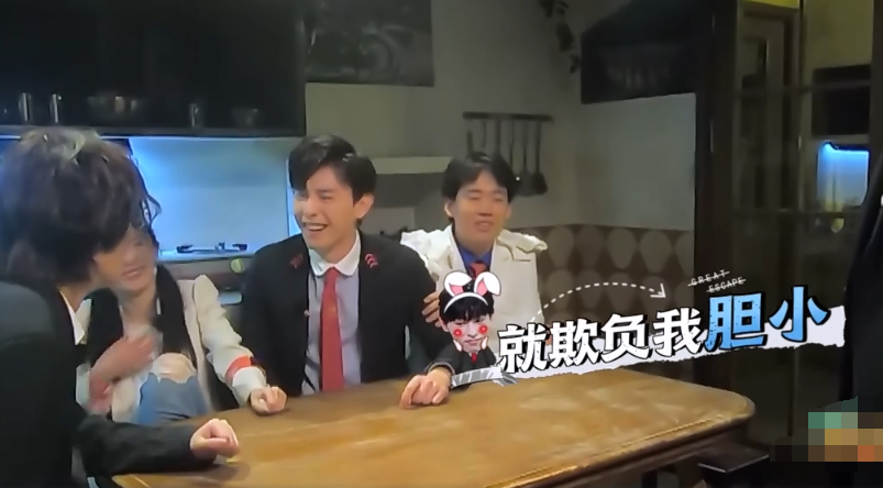 《密室逃脱》邓伦被“摸脚”，眼眶泛红头发炸