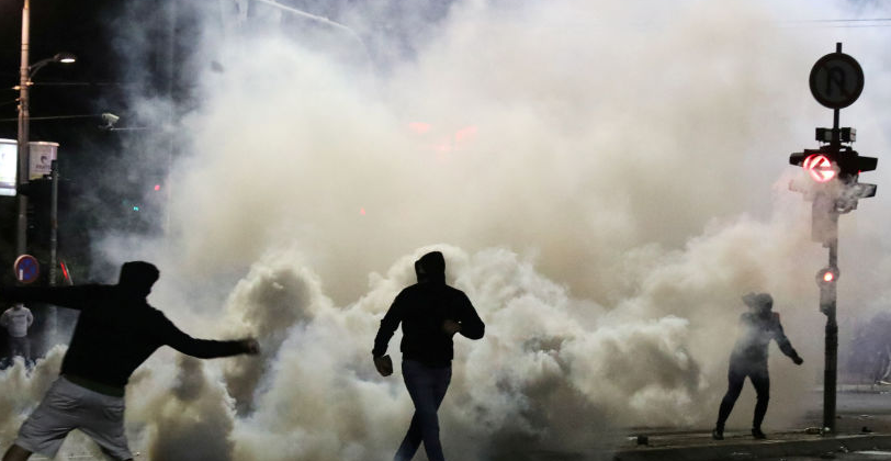 塞尔维亚议会旁发生骚乱，造成43名警察受伤