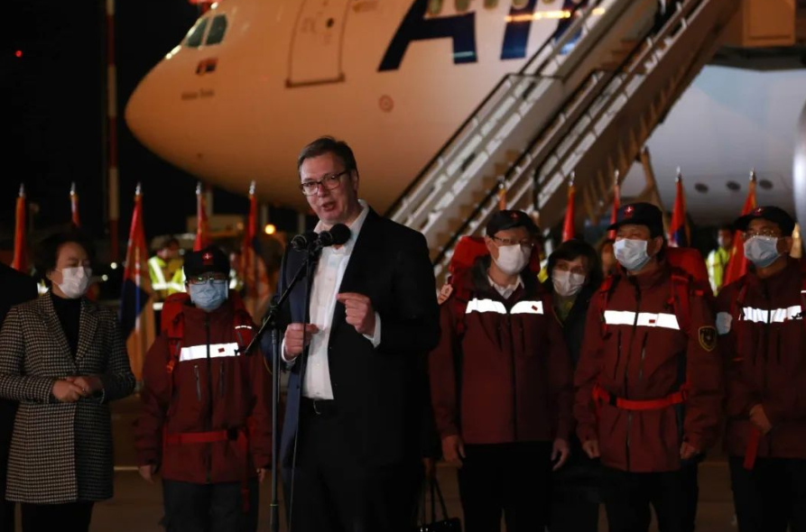 塞尔维亚议会旁发生骚乱，造成43名警察受伤