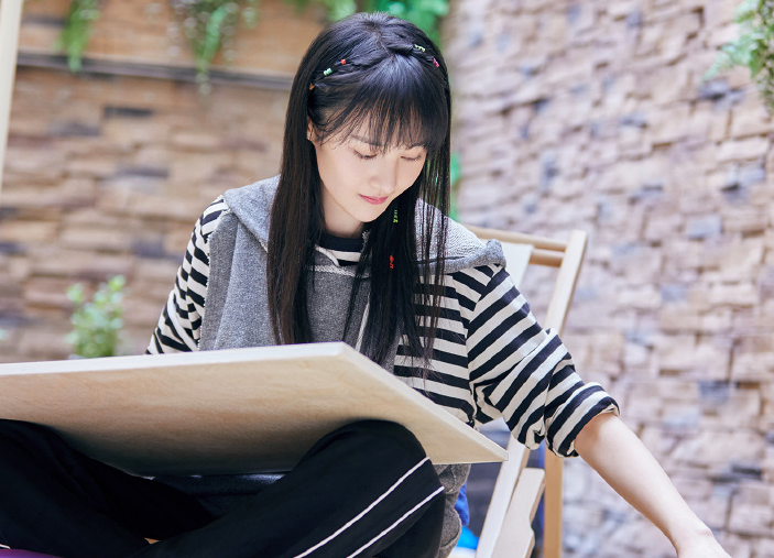 许魏洲表演螳螂式比心，嘴角眼角一起抽搐，僵