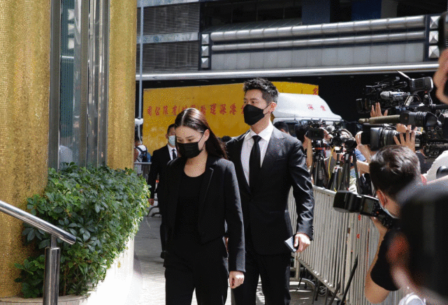 赌王大殓，窦骁何超莲手拖手现身，何超雄面容