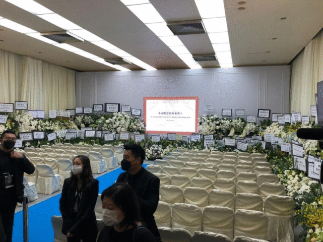 赌王大殓，窦骁何超莲手拖手现身，何超雄面容