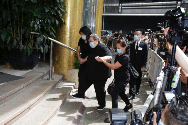 赌王大殓，窦骁何超莲手拖手现身，何超雄面容