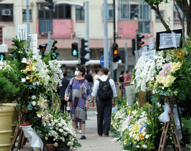 赌王大殓，窦骁何超莲手拖手现身，何超雄面容
