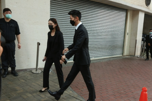 赌王大殓，窦骁何超莲手拖手现身，何超雄面容