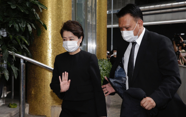 赌王大殓，窦骁何超莲手拖手现身，何超雄面容