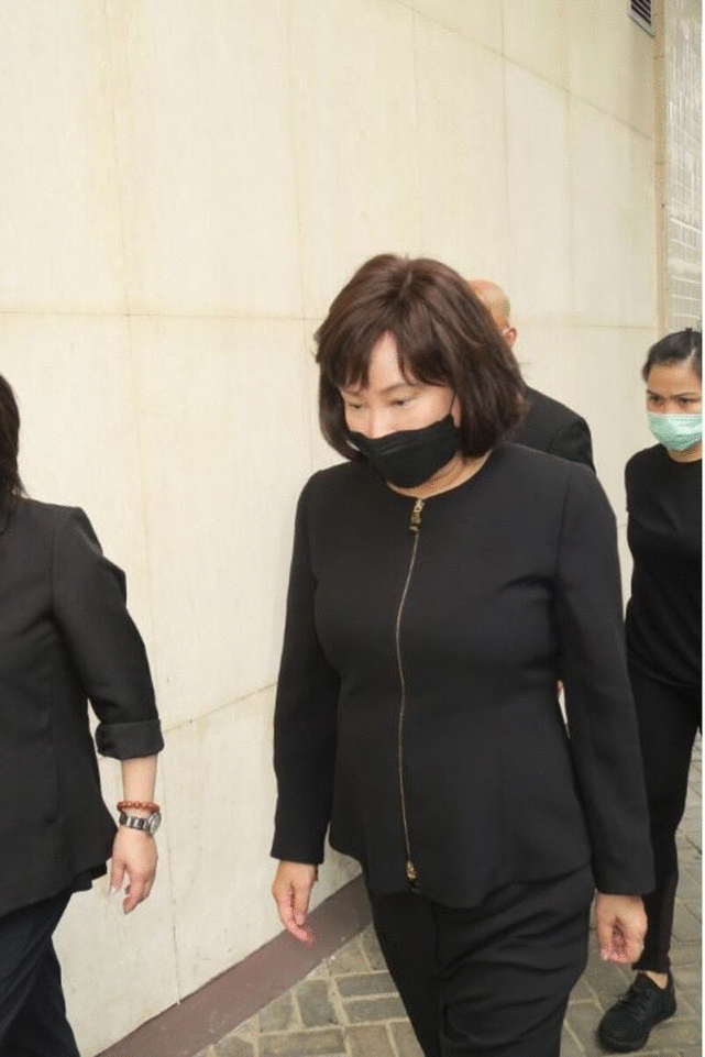 赌王大殓，窦骁何超莲手拖手现身，何超雄面容