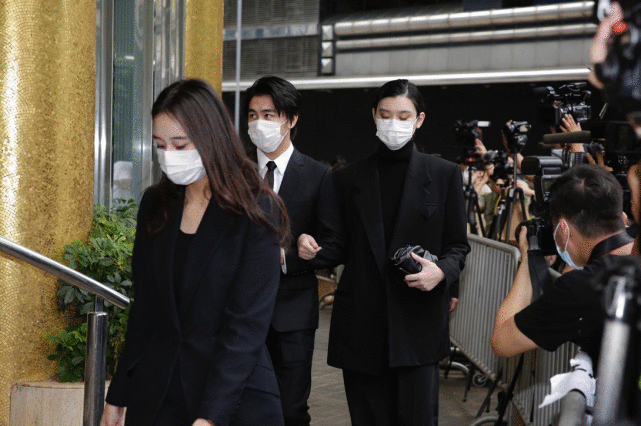 赌王大殓，窦骁何超莲手拖手现身，何超雄面容