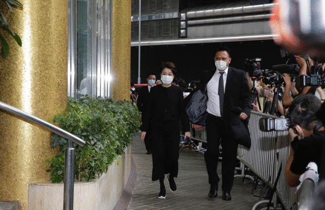 赌王大殓，窦骁何超莲手拖手现身，何超雄面容