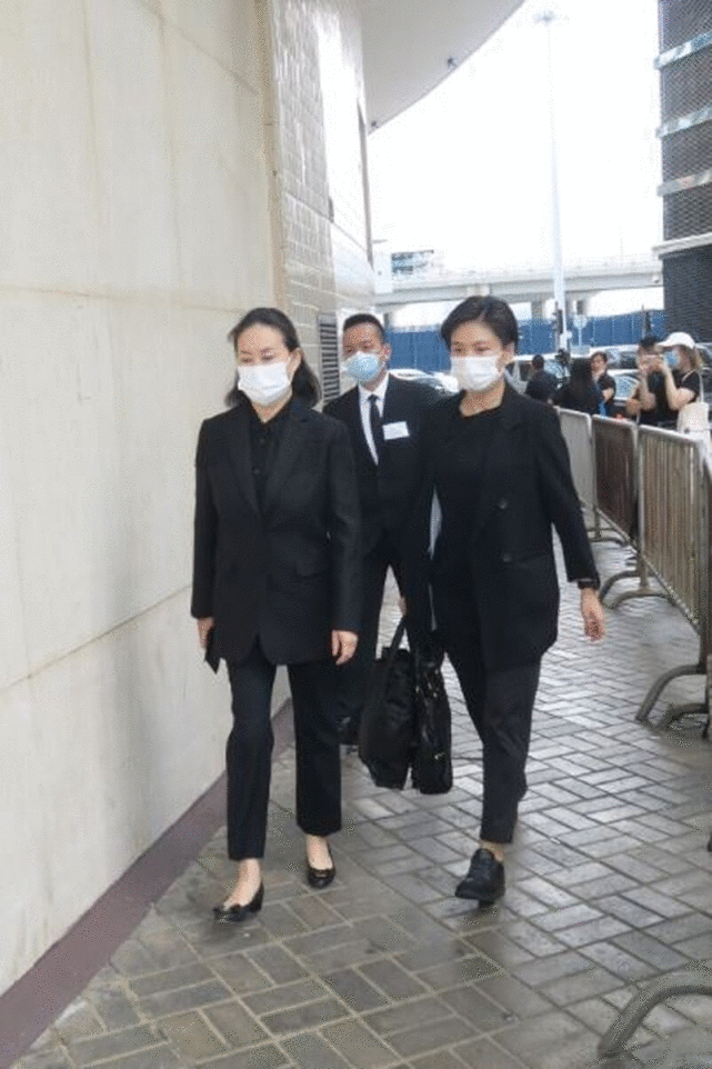 赌王大殓，窦骁何超莲手拖手现身，何超雄面容