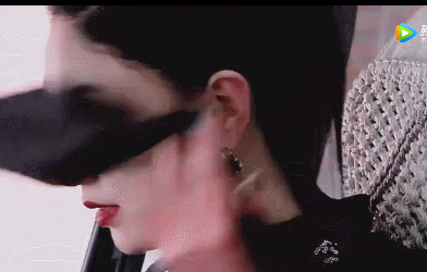 爆红后，被脱得只剩内裤，成了全香港的笑话，