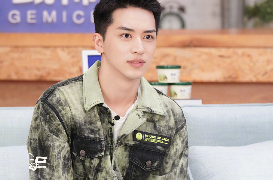 许魏洲表演螳螂式比心，嘴角眼角一起抽搐，僵