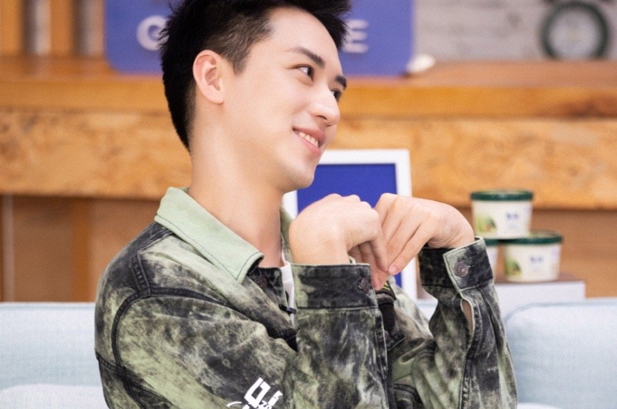 许魏洲表演螳螂式比心，嘴角眼角一起抽搐，僵