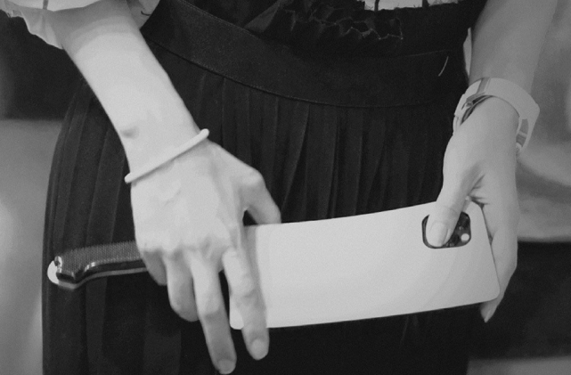 Baby穿白色浴袍看儿子游泳，小海绵正面曝光跟黄