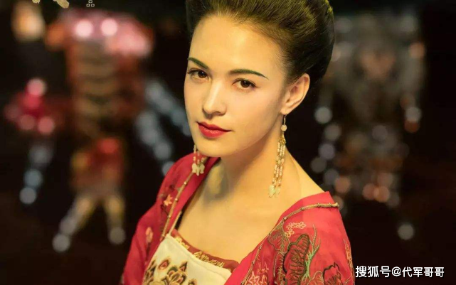 演杨贵妃出名的33岁混血美女，面部浮肿尽显老态