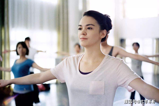 演杨贵妃出名的33岁混血美女，面部浮肿尽显老态