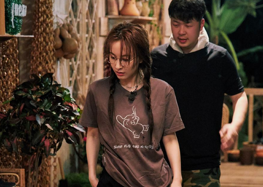 吴昕《向往4》被动劳动，说悄悄话和李诞比“懒